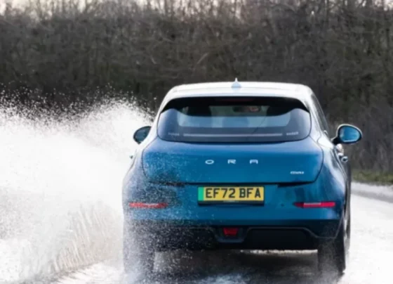 Carro elétrico chuva