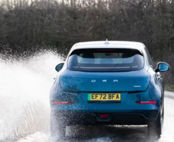 Carro elétrico chuva