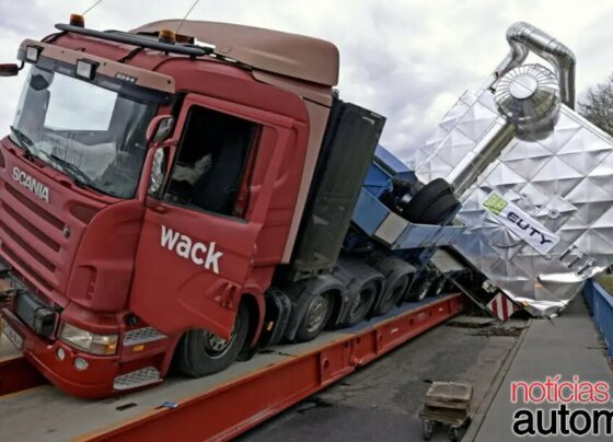 Convoi exceptionnel de 165 tonnes : le camion se renverse sur un pont et menace de tomber