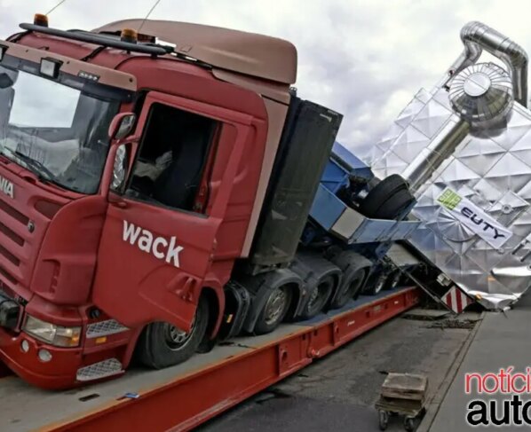 Convoi exceptionnel de 165 tonnes : le camion se renverse sur un pont et menace de tomber
