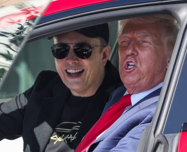 O presidente dos EUA, Donald Trump, e o CEO da Tesla, Elon Musk, sentam-se em um carro Tesla modelo S, em frente à Casa Branca em Washington, DC, EUA, em 11 de março de 2025